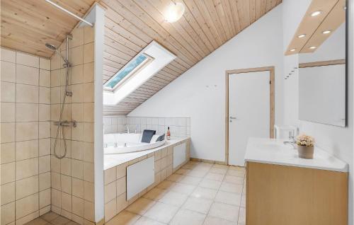 Bathroom, Holiday Home Bæverstien Iii in Idestrup