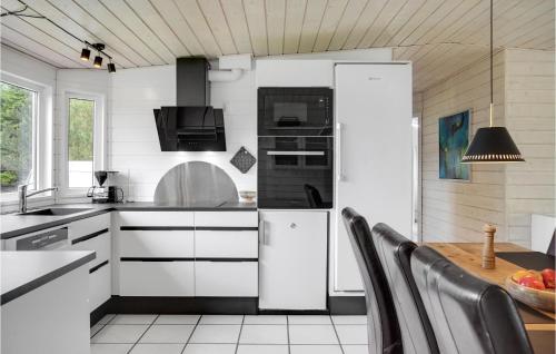 Kitchen, Stunning Home In Ebeltoft With 4 Bedrooms, Sauna And Indoor Swimming Pool in Ebeltoft