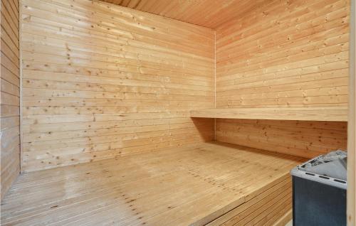 娱乐活动, Stunning Home In Ebeltoft With 4 Bedrooms, Sauna And Indoor Swimming Pool in 埃贝尔托夫特