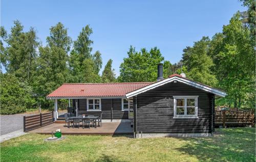 3 Bedroom Cozy Home In Aakirkeby