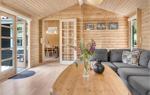 3 Bedroom Cozy Home In Aakirkeby