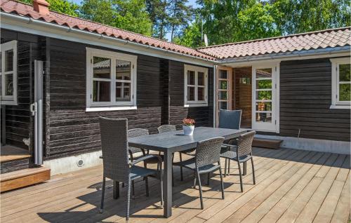 3 Bedroom Cozy Home In Aakirkeby