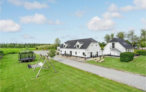  Amazing Home In Engesvang With Wifi And 8 Bedrooms, Pension in Engesvang bei Funder Kirkeby