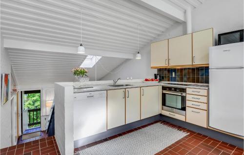 Kitchen, Lovely Apartment In Allinge With Wifi in Slotslyngvej