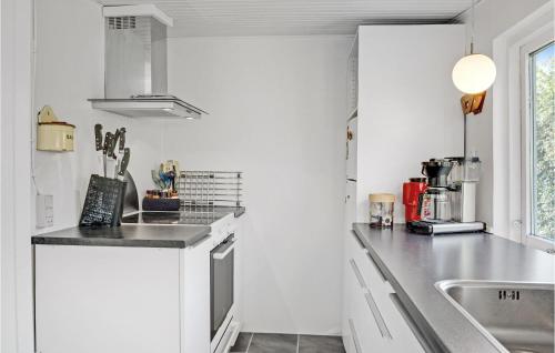 virtuve, Stunning Home In Ørsted With Kitchen in Udbyhoj