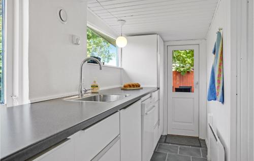virtuve, Stunning Home In Ørsted With Kitchen in Udbyhoj