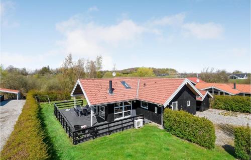  Awesome Home In Rudkbing With 5 Bedrooms, Sauna And Wifi, Pension in Spodsbjerg