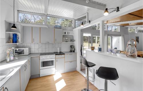 bucătărie, Gorgeous Home In Nexø With Wifi in Snogebaek