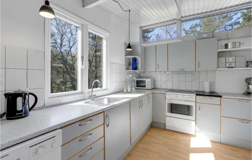 bucătărie, Gorgeous Home In Nexø With Wifi in Snogebaek
