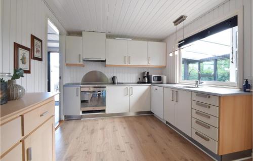 廚房, Holiday Home Juelsminde With Fireplace 1 in 尤爾斯明納鎮中心