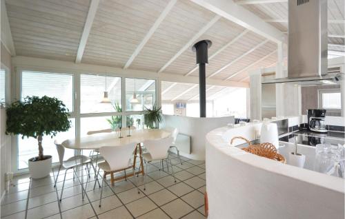 Κουζίνα, Stunning Home In Ebeltoft With 4 Bedrooms, Private Swimming Pool And Indoor Swimming Pool in Έμπελτοφτ