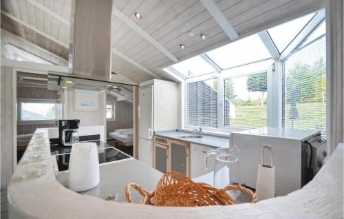 Κουζίνα, Stunning Home In Ebeltoft With 4 Bedrooms, Private Swimming Pool And Indoor Swimming Pool in Έμπελτοφτ