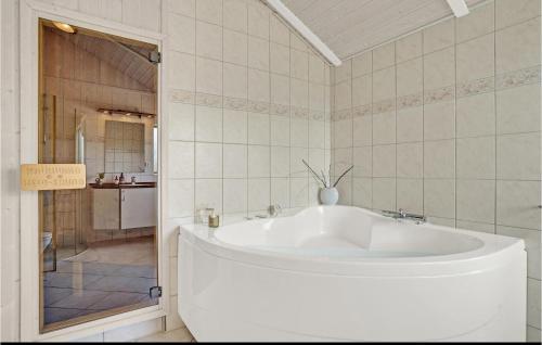 Bany, 3 Bedroom Stunning Home In Ejstrupholm in Ejstrup