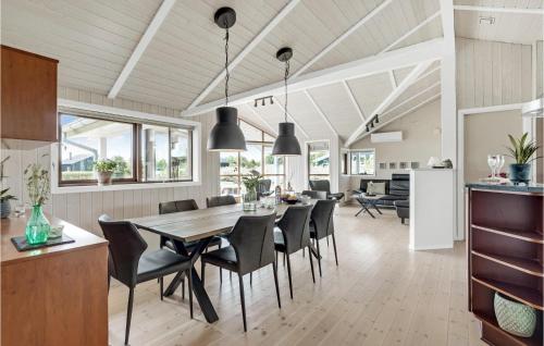 Restaurant, 3 Bedroom Stunning Home In Ejstrupholm in Ejstrup