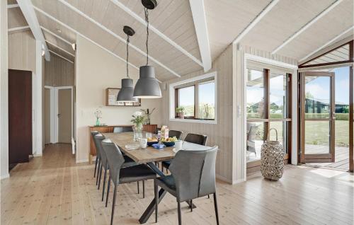 cuina, 3 Bedroom Stunning Home In Ejstrupholm in Ejstrup