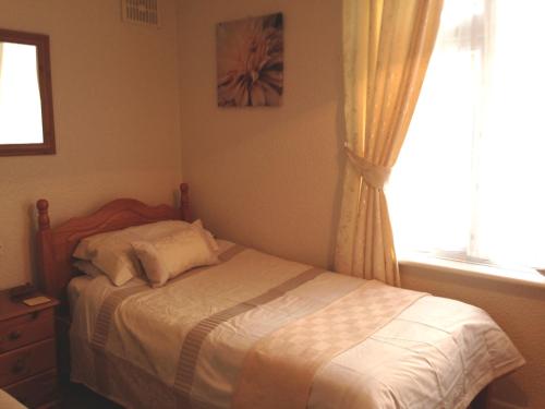Standard Twin Room image 6