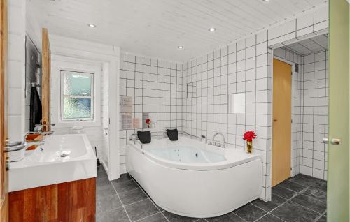 kopalnica, Holiday Home Marielyst Strandpark V in Idestrup