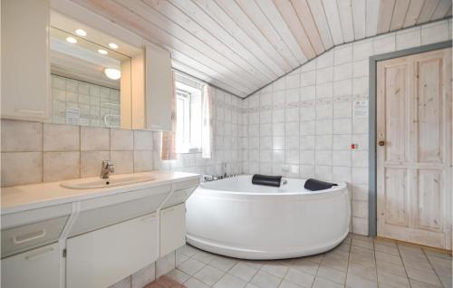 Bathroom, Holiday Home Rømø 60 in Osterby