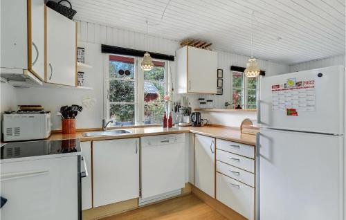 ห้องครัว, Cozy Home In Nexø With Wifi in สนอเกเบก