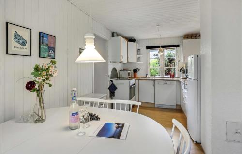 ห้องครัว, Cozy Home In Nexø With Wifi in สนอเกเบก