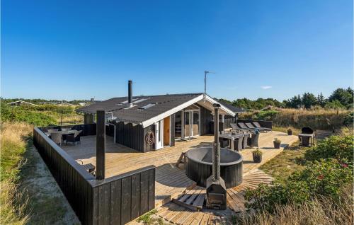 Cozy Home In Hvide Sande With Sauna – khách sạn tại Bjerregard