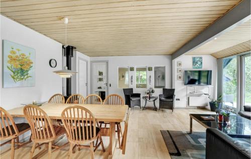  Amazing Home In Oksbl With 4 Bedrooms, Sauna And Wifi in Ovtrup