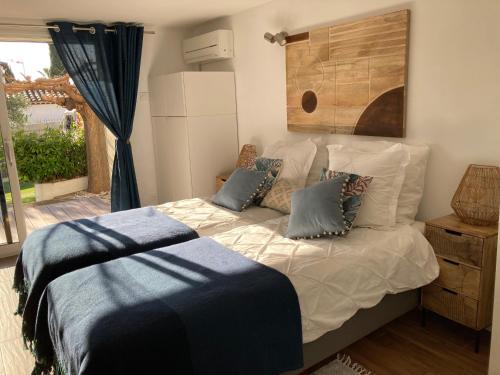 Bed,Kitchen and Swimming Pool Villa Esterel in Saint-Raphael