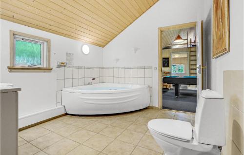 Bathroom, Holiday Home Krondyrstien Væggerløse I in Idestrup