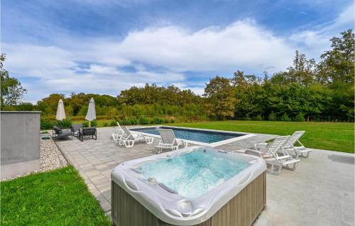  Beautiful Home In Pisarovina With Sauna, Wifi And Outdoor Swimming Pool in Pisarovina