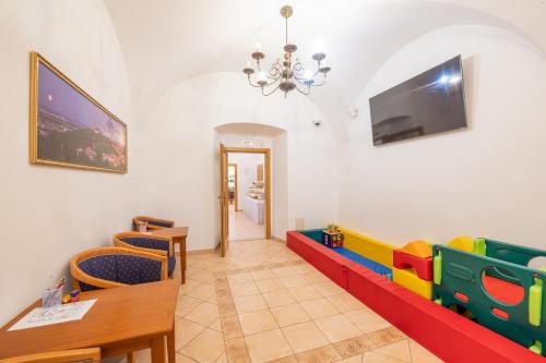 คลับสำหรับเด็ก, Hotel Belcredi in ลิเซน