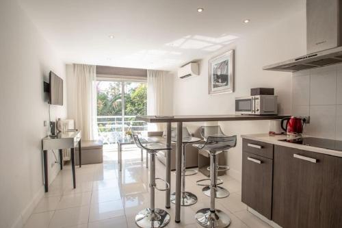 Croisette: 2BDR Apartment - Tap to explore photos