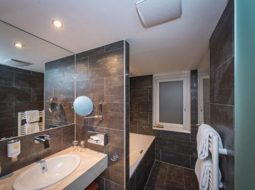 Pakat Suites Hotel - image 7