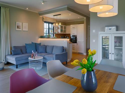 Reetland am Meer - Premium Reetdachvilla mit 3 Schlafzimmern, Sauna und Kamin F27 in Dranske, Deutschland