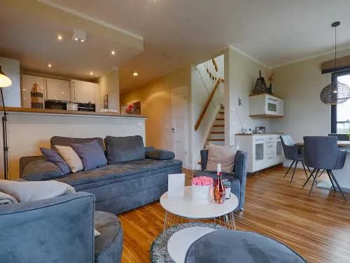 Reetland am Meer - Premium Reetdachvilla mit 3 Schlafzimmern, Sauna, Kamin und Massagesessel F05 in Dranske, Deutschland