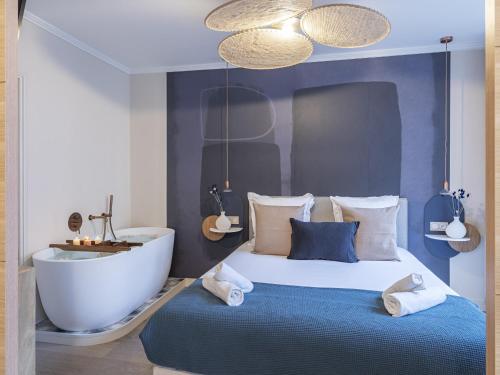 The Blue Suite on Champs Elysées Avenue, París