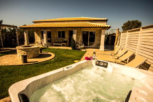 Villa Estia - private jacuzzi next to the beach