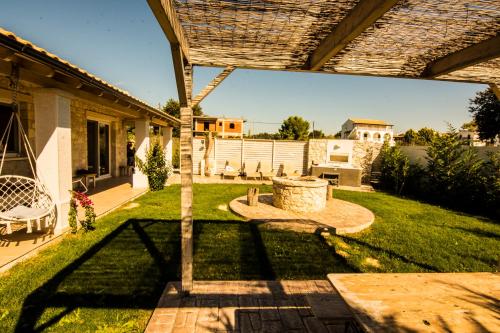 Villa Estia - private jacuzzi next to the beach