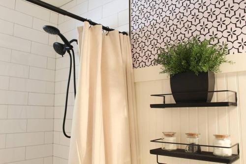 Bathroom, Adorable 3-bdrm Cottage Getaway *Linens provided* in Long Neck (DE)