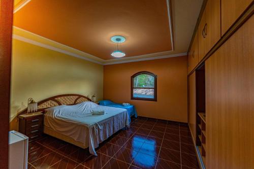 1 king bed, 3 twin beds