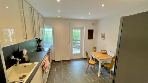 廚房, Large holiday apartment with sauna, terrace, garden and open fireplace in 倫格里斯