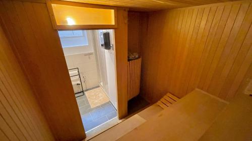 桑拿, Large holiday apartment with sauna, terrace, garden and open fireplace in 倫格里斯