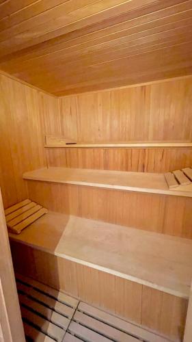 桑拿, Large holiday apartment with sauna, terrace, garden and open fireplace in 倫格里斯