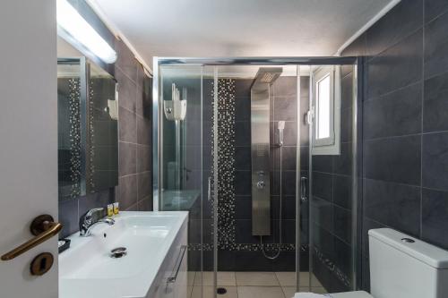 Spacious and Stylish Flat For 4 Ppl - Tap to explore photos
