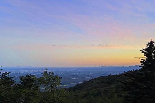 HARUNA SKY Panoramic view of Nasu,private space surrounded by fir trees,relaxing stone bath,watching movies on a 120inch big screen