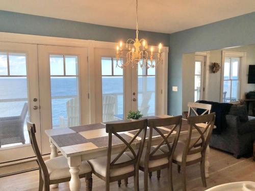 Broadway Cottage- York Beach Oceanfront w/ Incredible Views