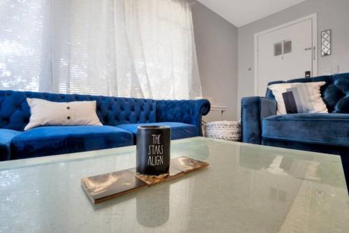 Madeira Beach Coastal Suite 2, Walk to the Beach and Caddys