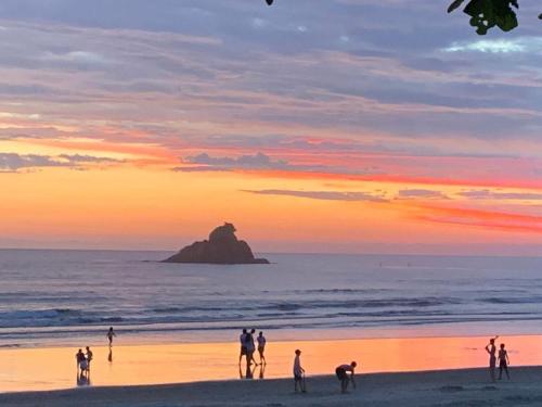 Studio e Suite no Centro de Juquehy a 200mts da praia - Varanda e Serviço de Praia --- E MAIS Ofurô - Cozinha e Estacionamento nas unidades "STUDIO" Studio e Suite no Centro de Juquehy a 200mts da praia - Varanda e Serviço de Praia --- E MAIS Ofurô - Cozinha e Estacionamento nas unidades "STUDIO"