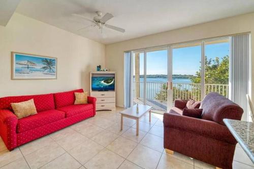 Bayview Oceanside Condo with Pool and Private Balcony