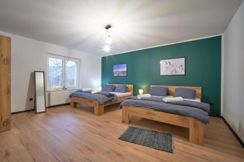 2 queen beds, 1 sofa bed
