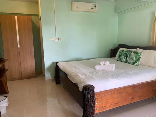 AtMyHomeStay Bangsaphan - Tap to explore photos